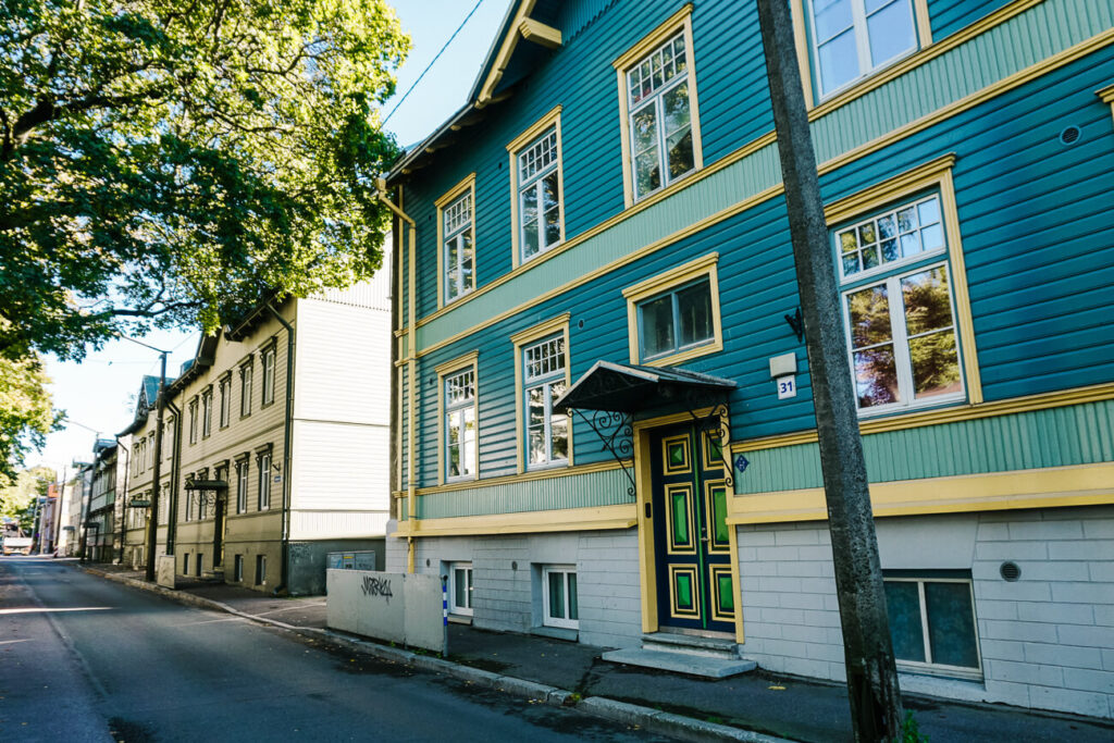 huizen in Kalamaja. Kalamaja ligt achter het treinstation en staat bekend om haar mooie houten huizen, die een grote aantrekkingskracht hebben op welgestelde families en kunstenaars. 