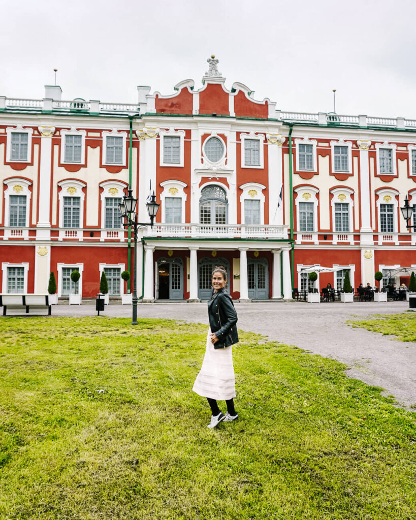 Deborah bij Kadriorg paleis, een van de top bezienswaardigheden in Tallinn vanwege de bijzondere bouwstijl