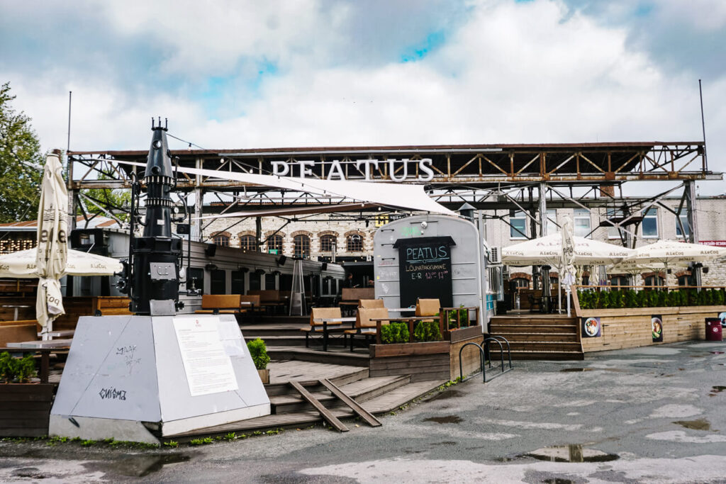 Depoo, is de food straat van Telliskivi. Treinwagons en containers zijn het decor voor restaurants en foodtrucks.