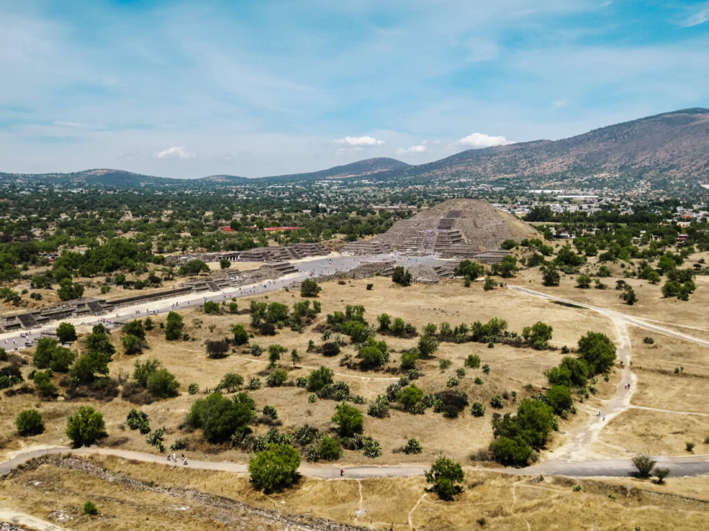 Teotihuacán, bekend vanwege haar indrukwekkende piramides van de zon en de maan.