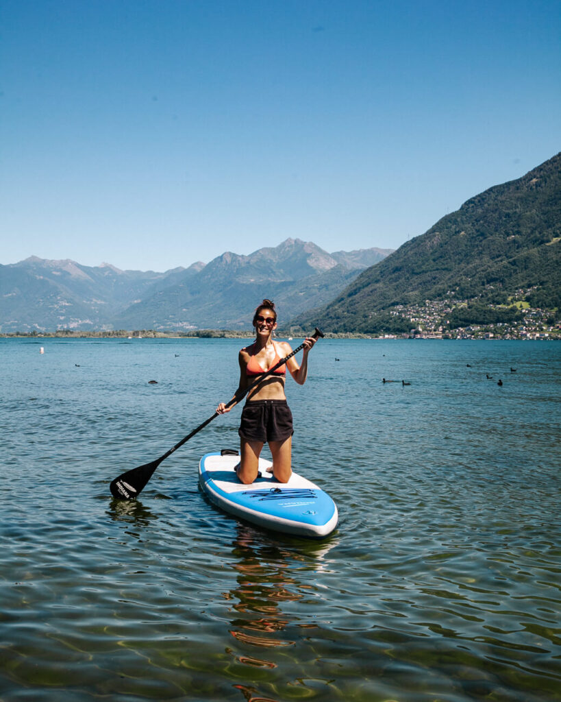 Deborah op sup. Suppen is een van de leukste dingen om te doen op het Lago Maggiore