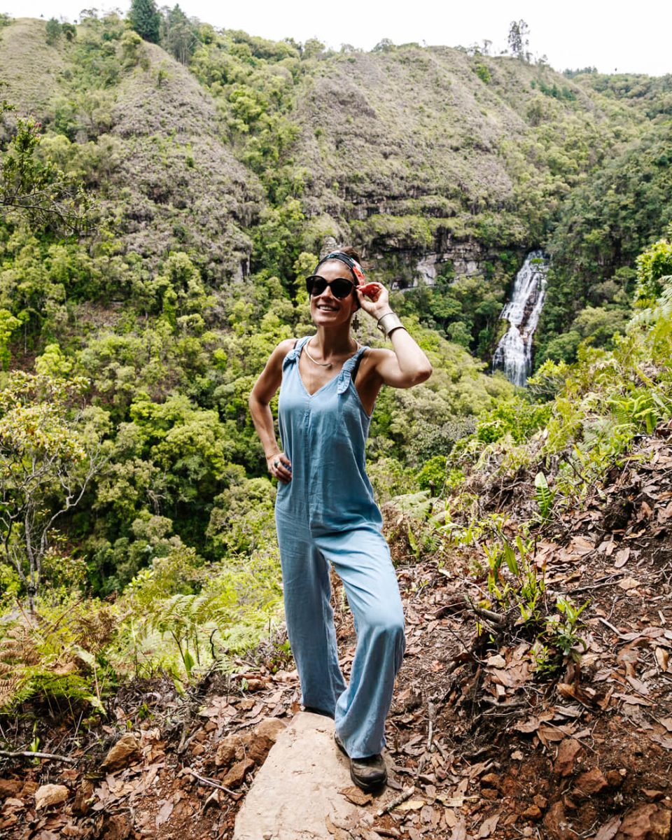 Deborah voor waterval in Reserva Natural y Cascada Los Tucanes