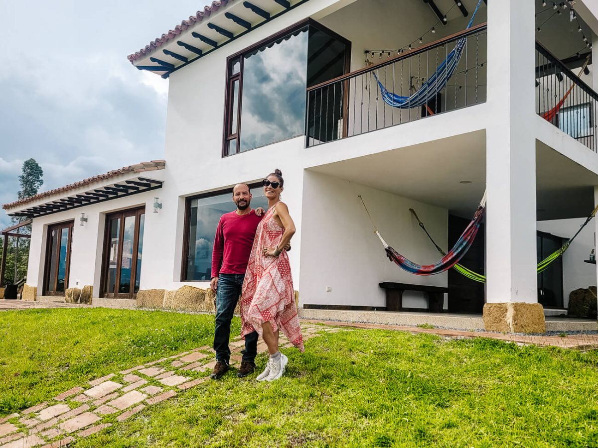 Deborah met Jairo, eigenaar van Hichatana & Zuetana, een landhuis en hotel om te overnachten rondom Villa de Leyva