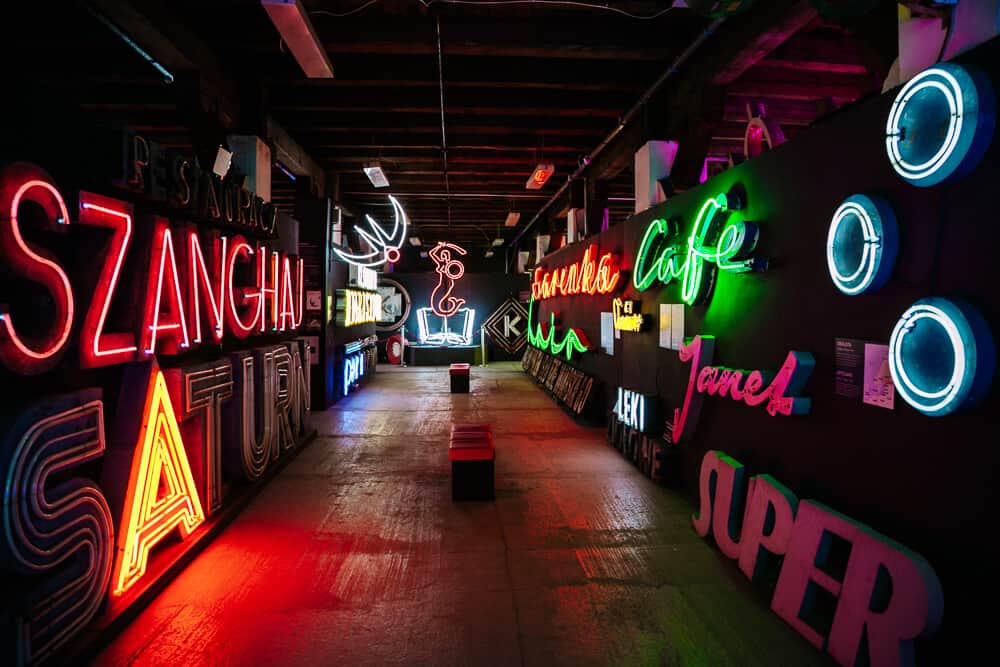 Het Neon Museum is gewijd aan neonreclames en borden uit de Koude Oorlog. 