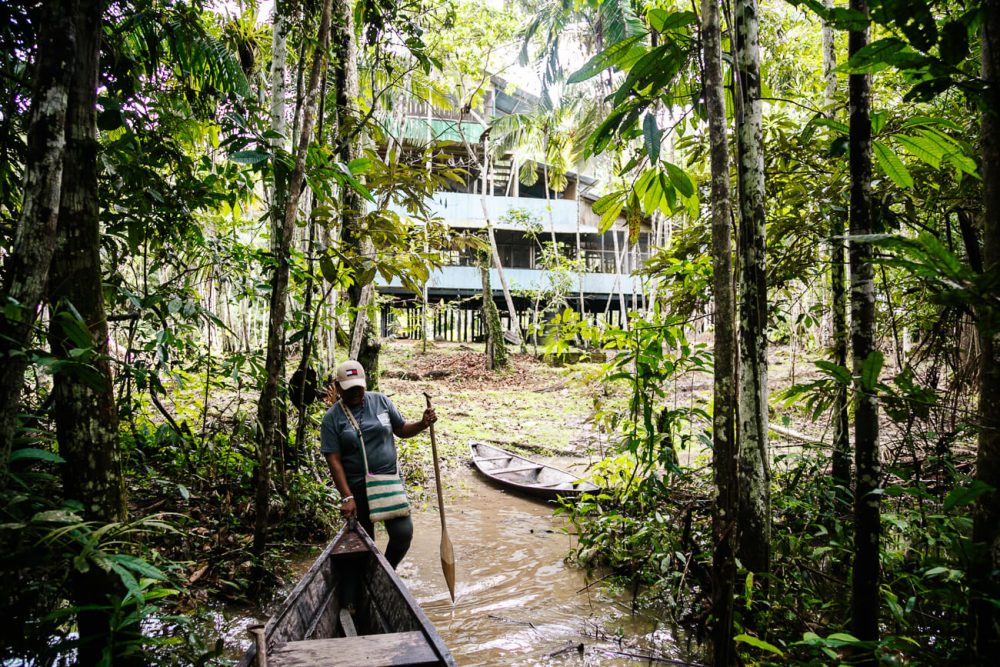 met de boot naar Fundacion Maikuchiga, 