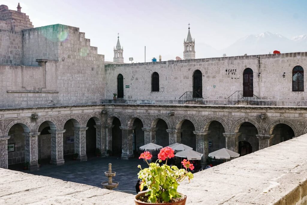 Het voormalige klooster Claustros de la Compañia is omgetoverd tot klein winkelcentrum. 