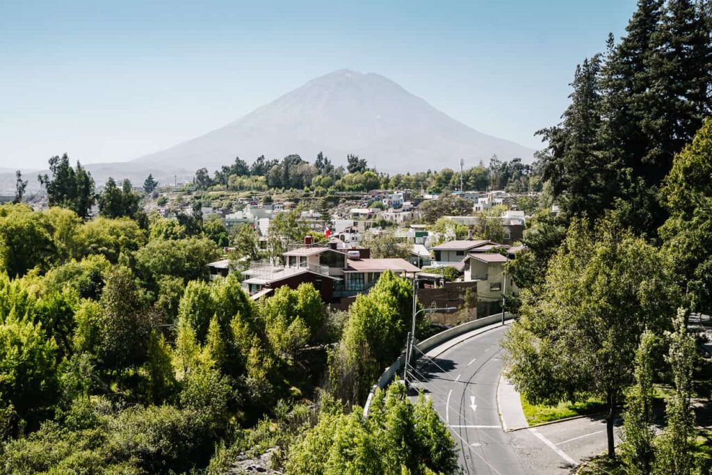 Vanaf de brug Grau in Arequipa in Peru, heb je een mooi zicht op de Misti vulkaan.