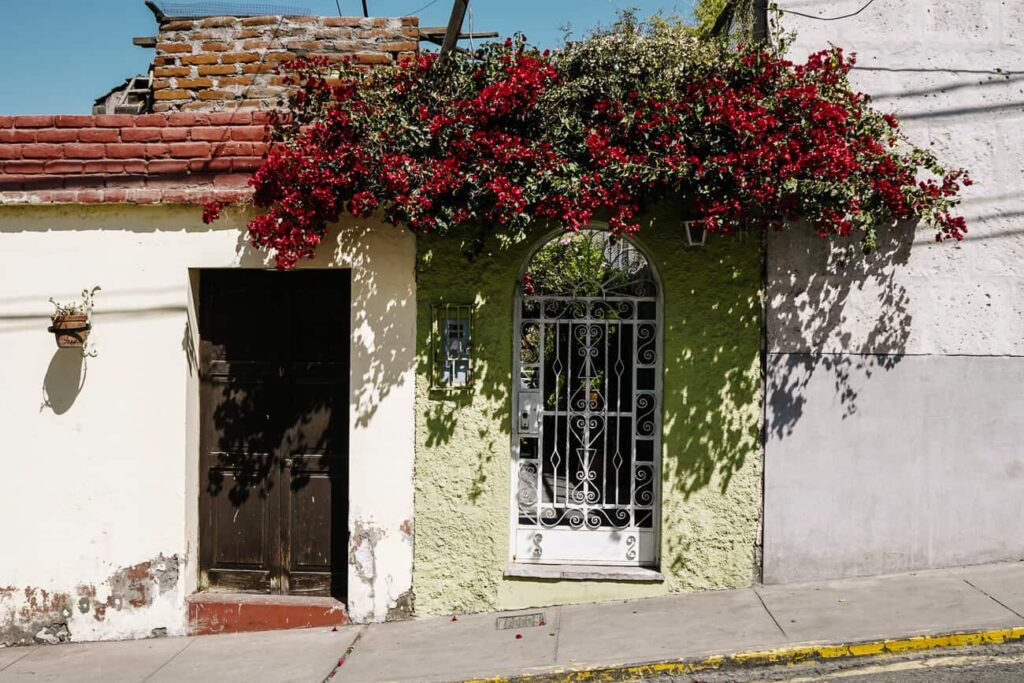 De wijk Yanahuara in Arequipa Peru  bestaat uit een klein parkje aan de rivier, smalle straatjes met bloemen gedecoreerde huizen en een mooi uitzichtpunt, gelegen aan de Plaza Yanahuara. 