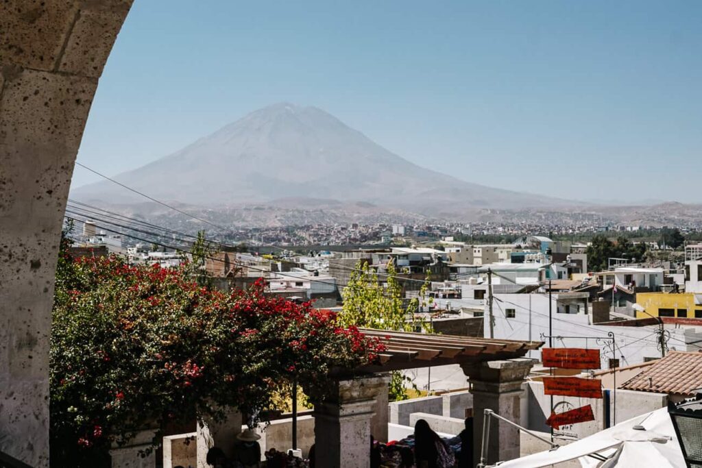 De wijk Yanahuara in Arequipa Peru bestaat uit een klein parkje aan de rivier, smalle straatjes met bloemen gedecoreerde huizen en een mooi uitzichtpunt, gelegen aan de Plaza Yanahuara. 