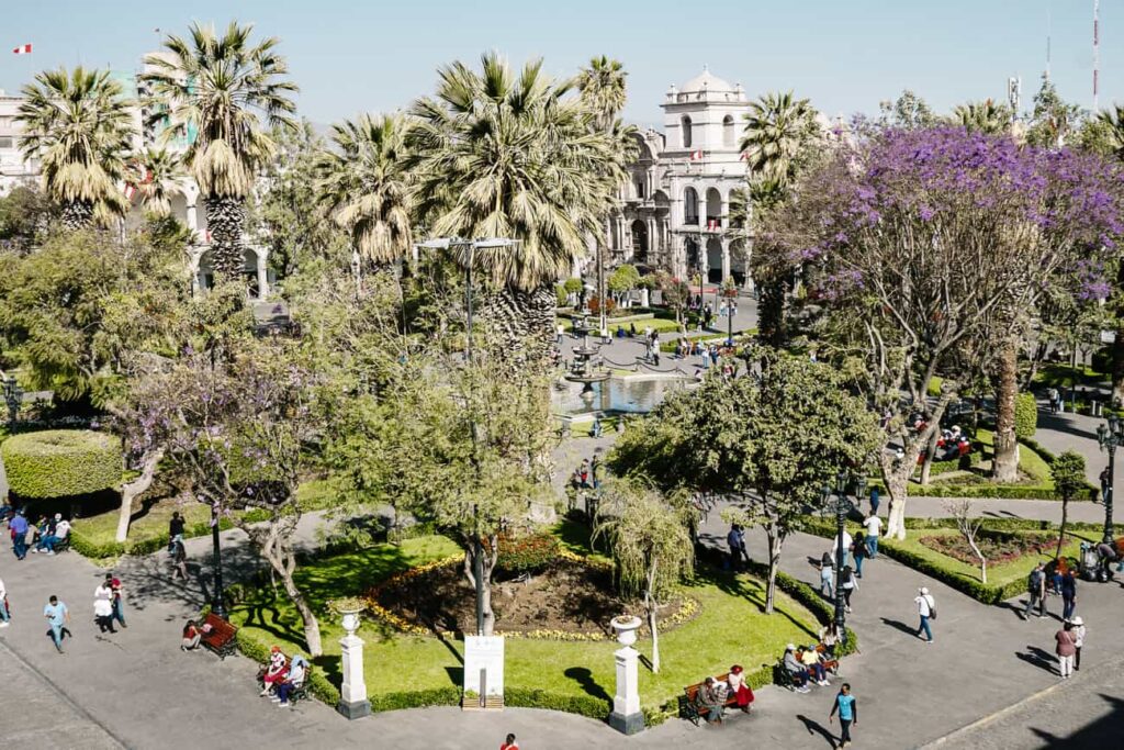 De Plaza de Armas is het centrale middelpunt en een van de bezienswaardigheden van Arequipa Peru vanwege de imposante kathedraal, met op de achtergrond de besneeuwde vulkaantoppen. 