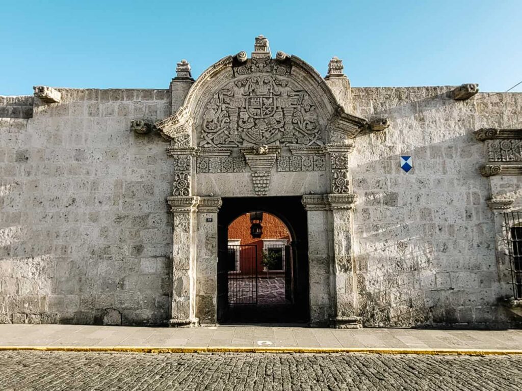 Als je door het centrum van Arequipa in Peru loop is het de moeite waard om een kijkje te nemen bij mooie koloniale gebouwen en bezienswaardigheden als Casa del Moral en Casa Goyeneche.