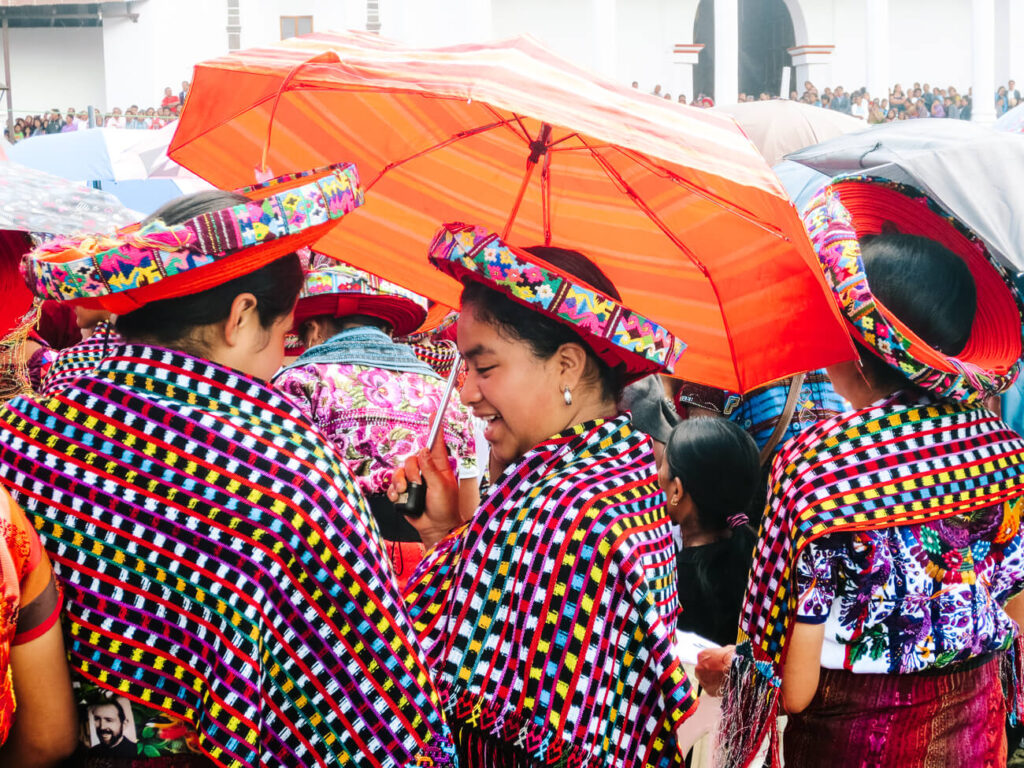 Vrouwen in klederdracht rondom het meer van Atitlán - een bestemming om op te nemen in jouw route en rondreis door Guatemala.