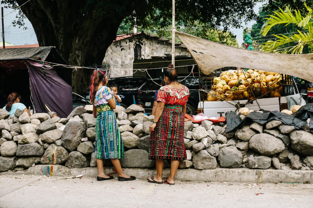 Lokale vrouwen rondom het meer van Atitlán - een bestemming om op te nemen in jouw route en rondreis door Guatemala.