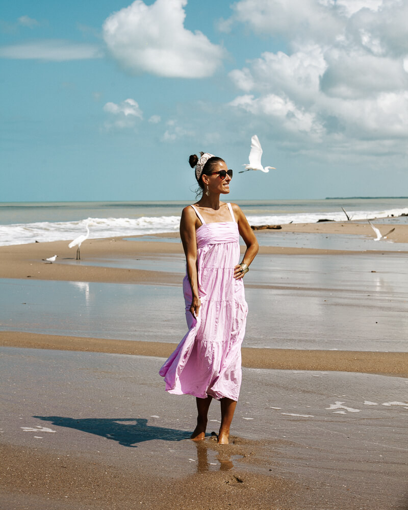 Deborah op het strand in La Guajira Colombia, naast de Cienaga de Mababita, een laguna waar talloze vogelsoorten verzamelen vanwege de grote hoeveelheid vis. 