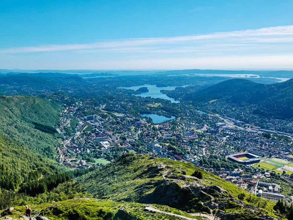 Mount Ulriken ligt op 642 meter hoogte en is de hoogste berg van de zeven bergen die rondom de stad Bergen liggen.