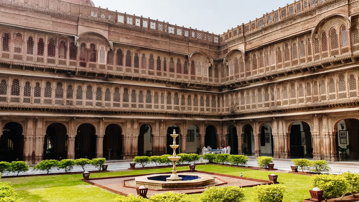 Het Lalgarh paleis, ookwel het rode fort genoemd, bestaat uit verschillende gebouwen, gelegen rondom grote tuinen.