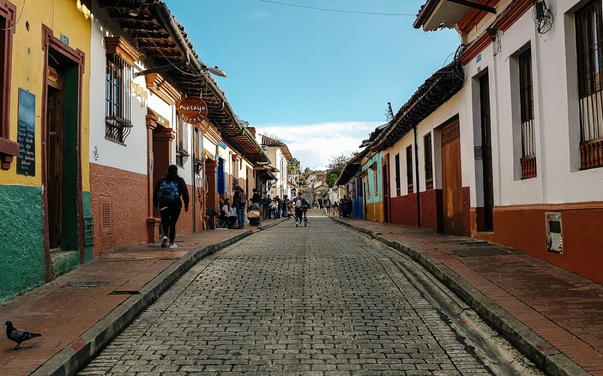 La Candelaria is een wijk in Bogota met veel kleine winkeltjes, restaurants en kunstenaars op straat.