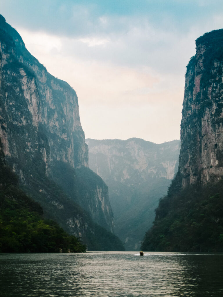 Canyon del Sumidero is met een lengte van 15 km en wanden van 1000 meter hoog een van de diepste canyons ter wereld.