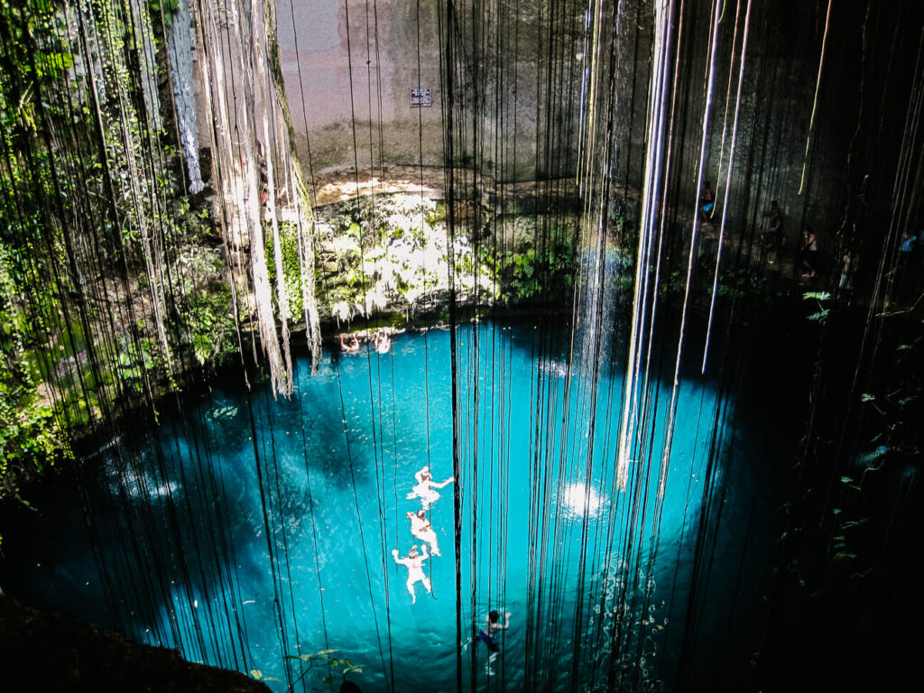 Cenote Ik kil, een van de bezienswaardigheden rondom Valladolid inn Mexico