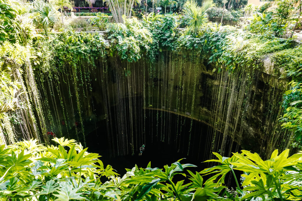 Cenote Ik kil, een van de bezienswaardigheden in Mexico