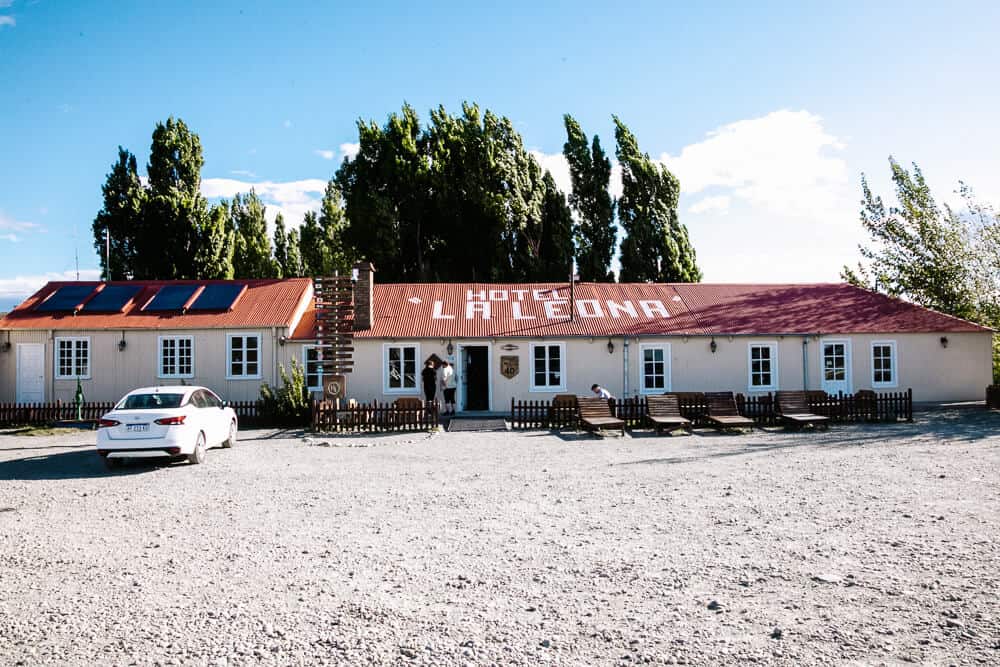 De enige stop tussen El Calafate en El Chaltén is La Leona, een restaurant in de middle of nowhere om de benen te strekken of iets te eten of te drinken.