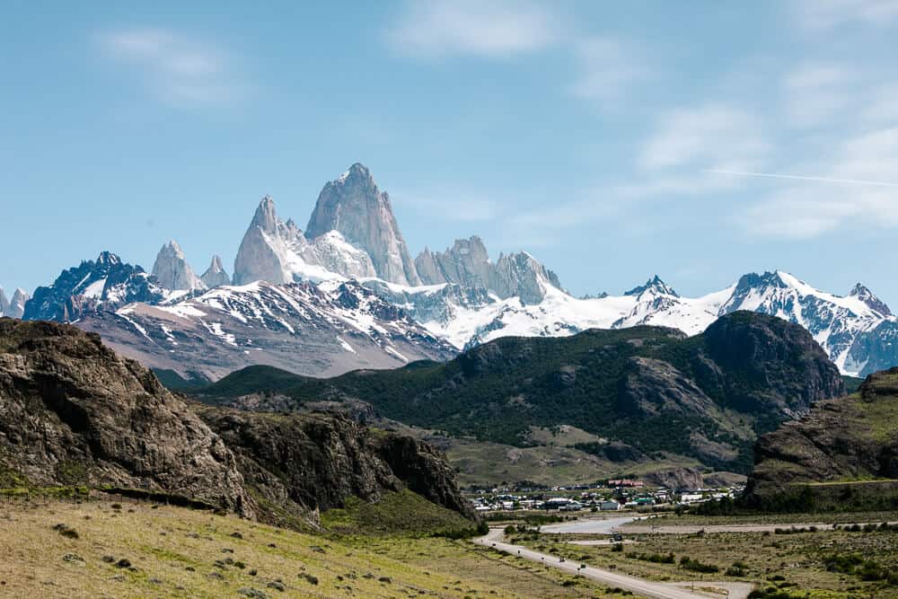 El Chaltén ligt aan de voet van het Fitz Roy massief, een indrukwekkende bergketen in het Los Glaciares nationaal park.