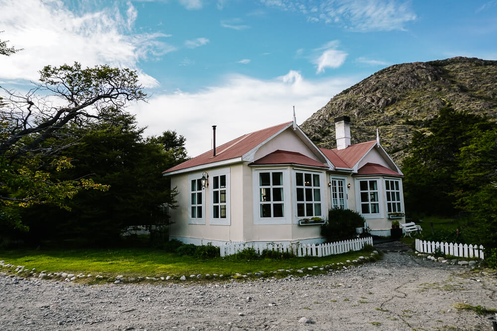 Hostería El Pilar ligt in de bergen, nabij el Río Eléctrico. Vanuit hier loop je binnen 2 uur naar Camping Poincenot en verder naar Laguna de los Tres. 