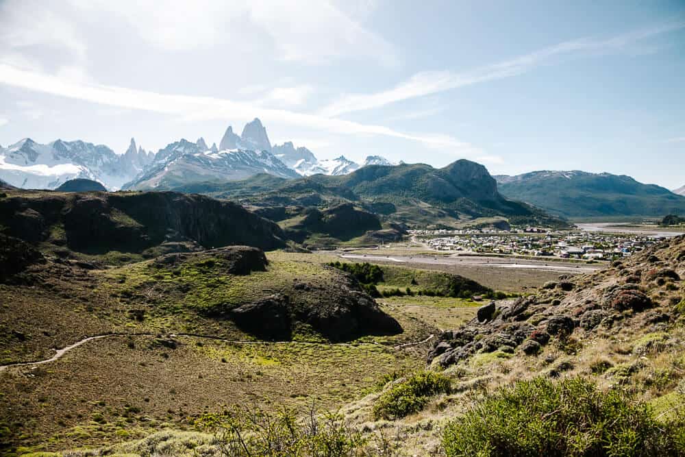 Achter het bezoekerscentrum in El Chaltén start een wandeling die je in ongeveer 45 minuten naar twee mooie uitzichtpunten brengt, een van de makkelijke hikes.