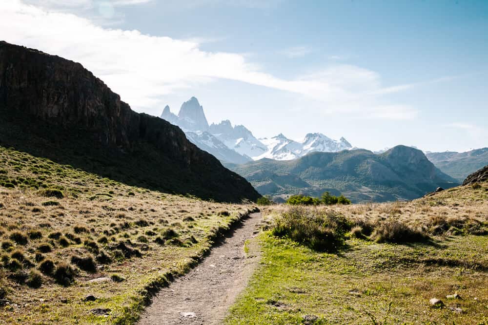 Achter het bezoekerscentrum in El Chaltén start een wandeling die je in ongeveer 45 minuten naar twee mooie uitzichtpunten brengt, een van de makkelijke hikes.