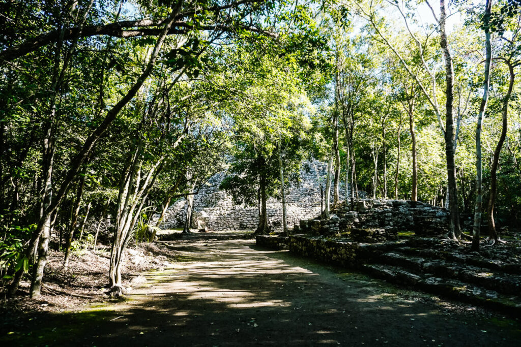 ruines in archeologische vindplaats en voormalige Maya stad Coba