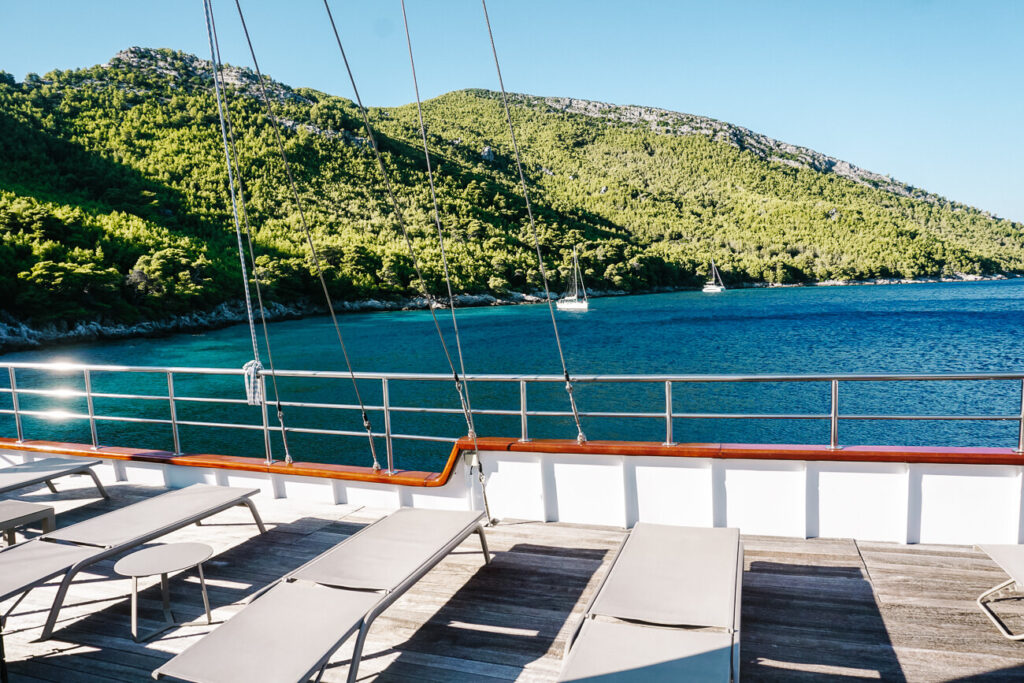 deck van explorer cruise van Sail Croatia