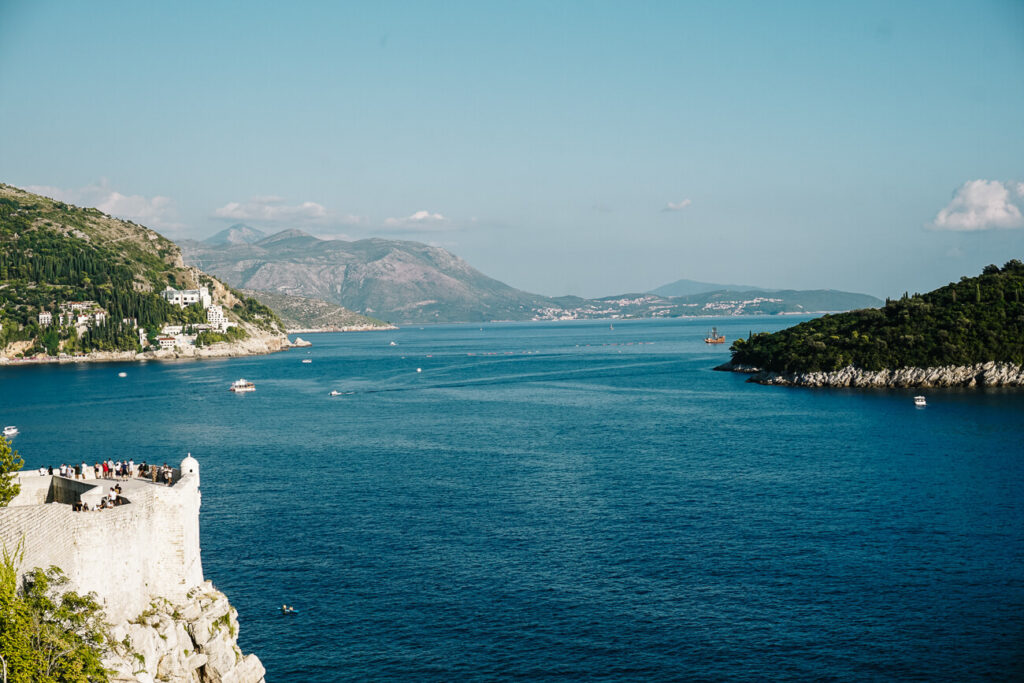 uitzicht vanaf stadsmuur over zee in Dubrovnik, Dalmatische kust Kroatie