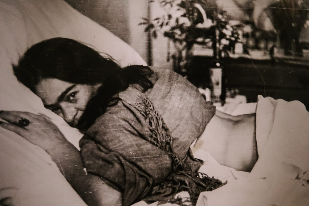 Foto van Frida Kahlo, te zien in La Casa Azul.