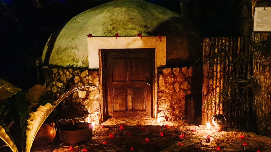 een traditionale temazcal in het La Lancha by Coppola resort in Guatemala