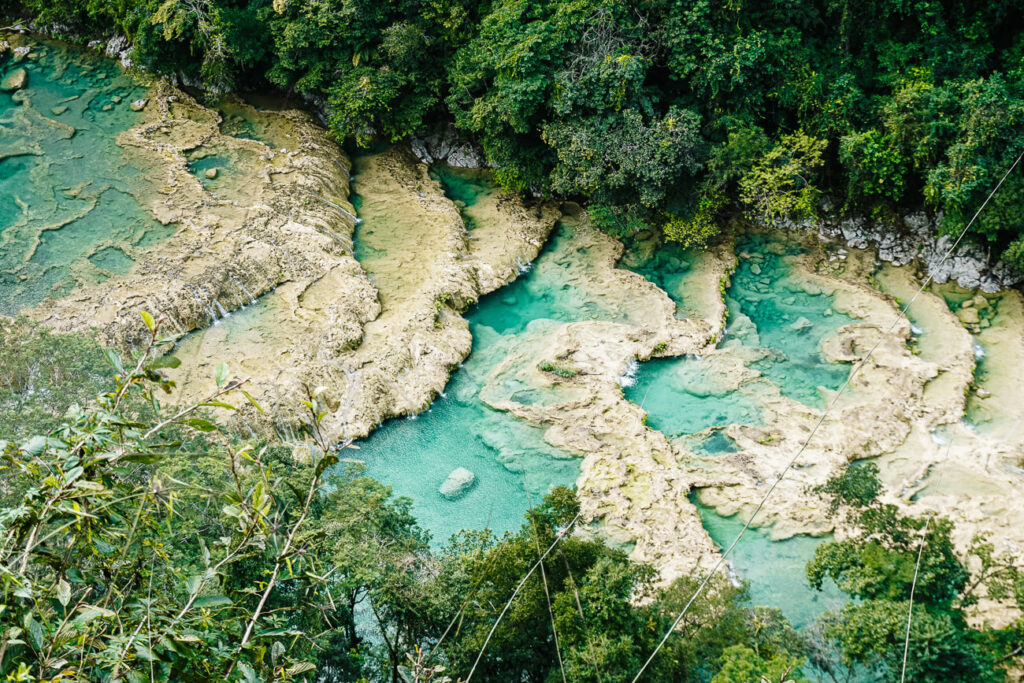 Semuc Champey is een nationaal park, verstopt in de bergen, met natuurlijk gevormde waterbassins, die bestaan uit kristalhelder turquoise rivierwater en omringd worden door steile kliffen en heel veel groen.