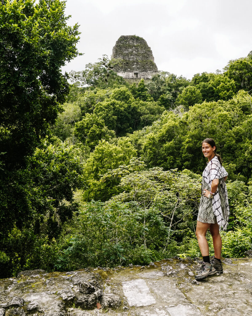 vrouw voor piramide in Tikal National Park in Guatemala