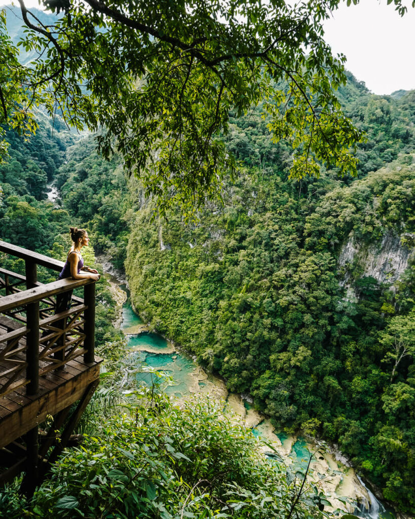 Deborah bij uitzicht Semuc Champey Guatemala.