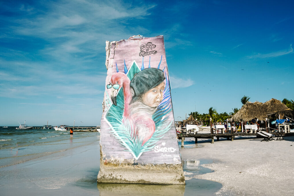 Street art op het strand van Isla de Holbox.