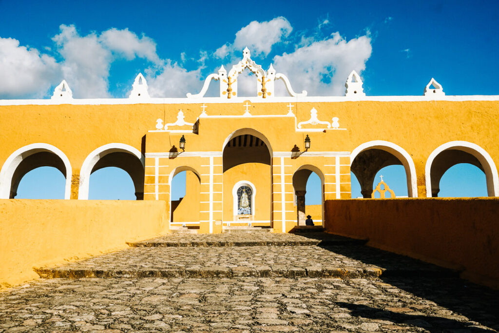 Het is de moeite waard om Izamal, de gele stad, op te nemen in jouw reisroute en rondreis door Mexico van 3 weken, want ze is zeer fotogeniek! 