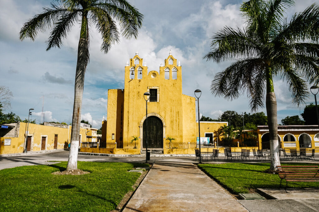 Gele kerk in izamal, de gele stad van Mexico.
