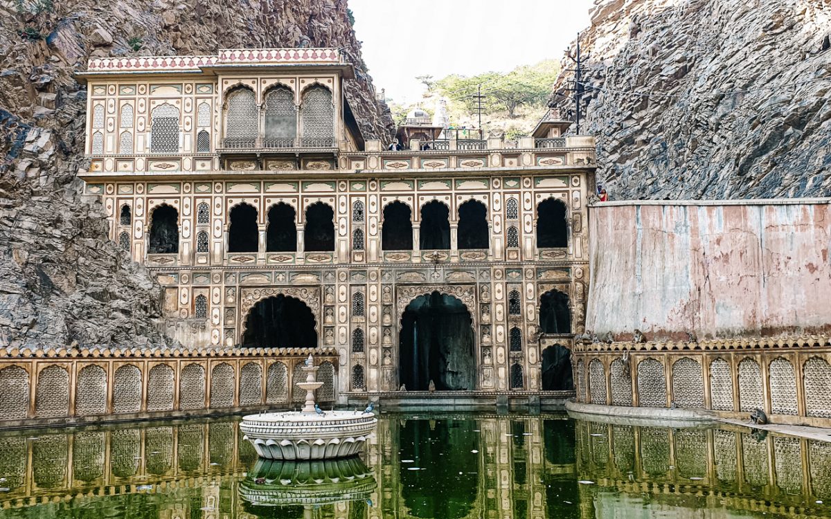 Galta Kund tempel en Galta Ji Temple, staan bekend als de apen tempel, waar honderden brutale apen rondrennen en door de bomen zwaaien. 