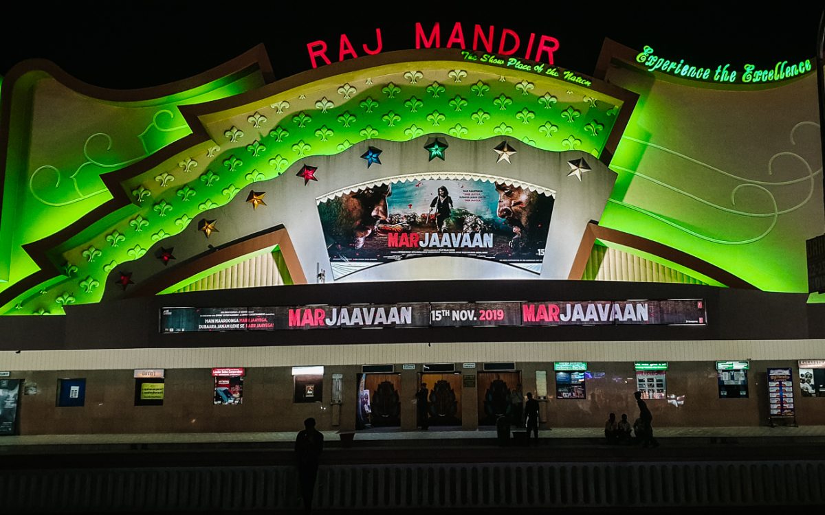 Een bezoek aan de bioscoop Raj Mandir mag niet ontbreken. Raj Mandir is de grootste Bollywood bioscoop van India.