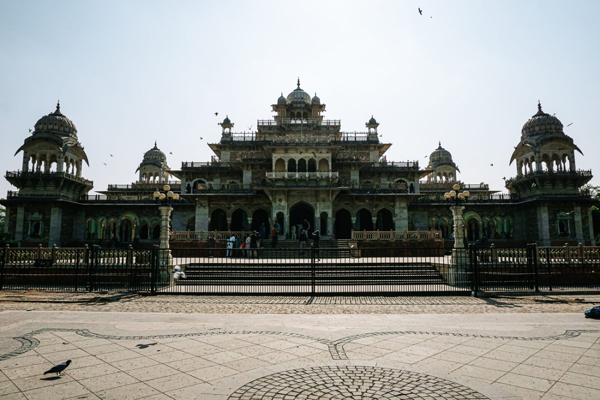 On a roundabout south of the old city, the central museum of Jaipur can be found.