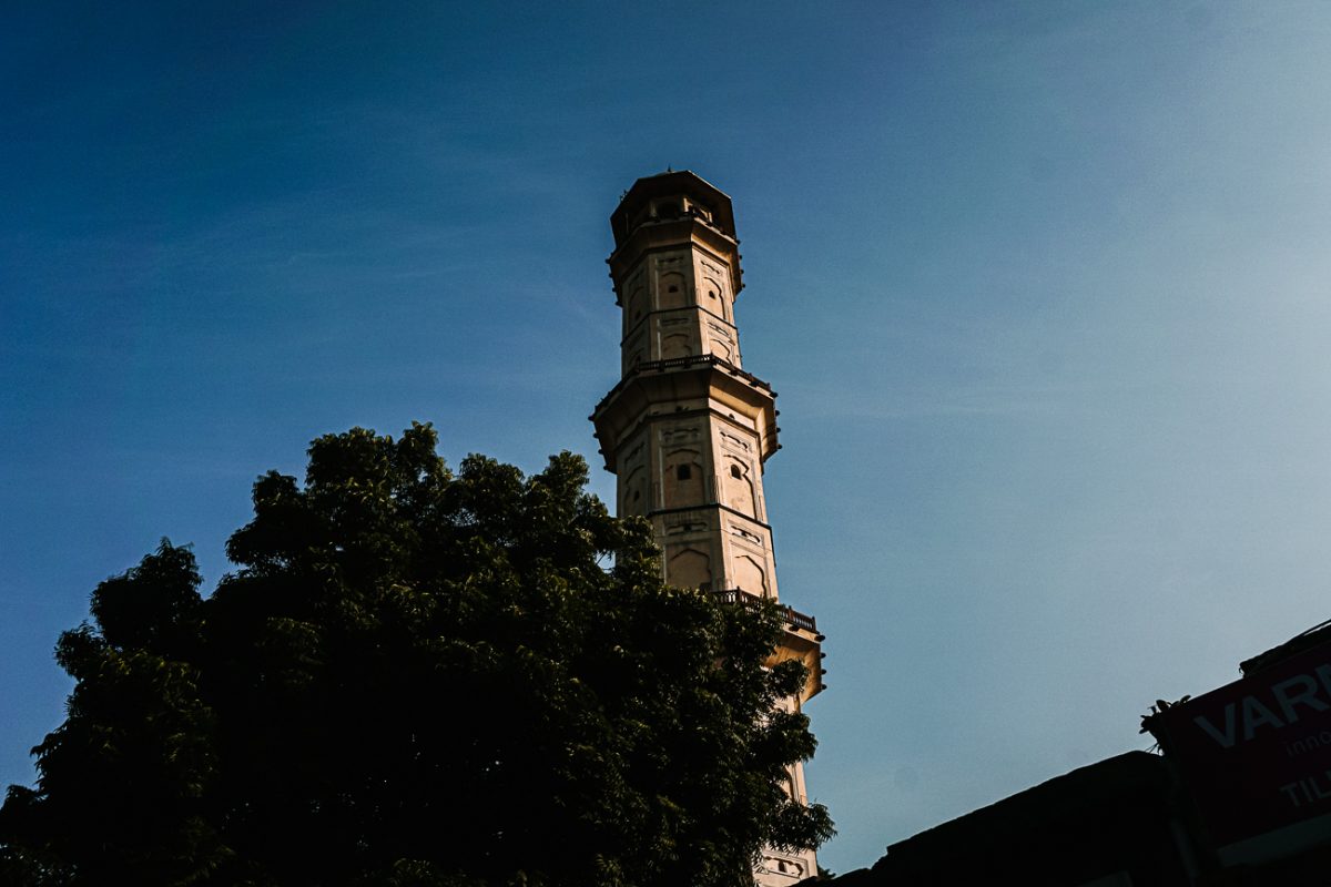 Op verschillende plekken kun je het dak beklimmen voor een mooi uitzicht over de roze stad van India. Maar een van de beste locaties is de Iswari Minar Swarga Sal.