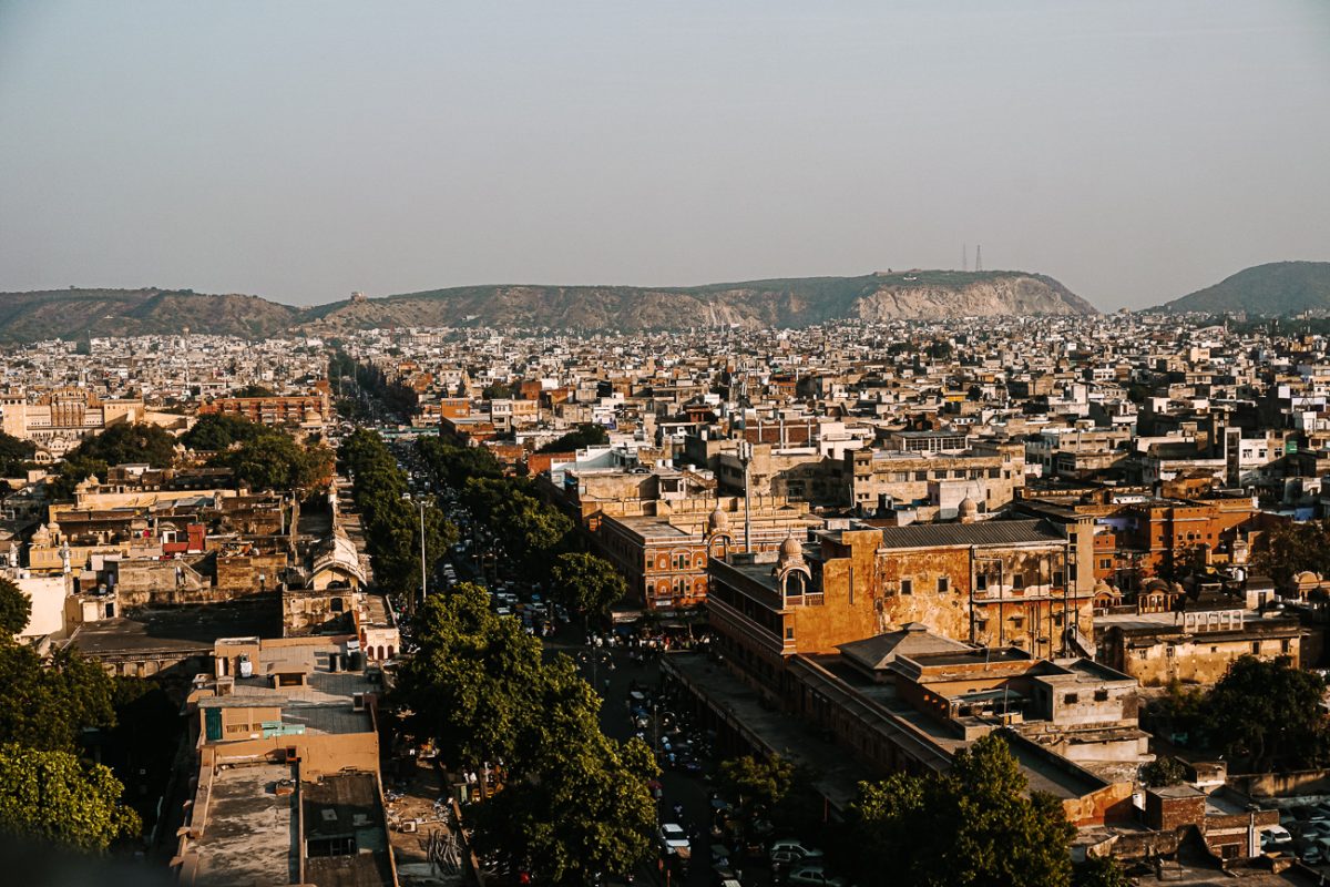 Op verschillende plekken kun je het dak beklimmen voor een mooi uitzicht over de roze stad van India. Maar een van de beste locaties is de Iswari Minar Swarga Sal.