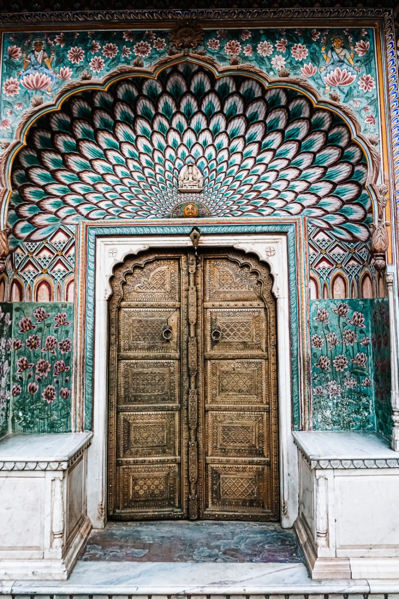 Het stadspaleis ligt in het centrum van de oude stad. Het is een van mijn favoriete paleizen en bezienswaardigheden in Jaipur Rajasthan India, vanwege de adembenemende decoraties. 