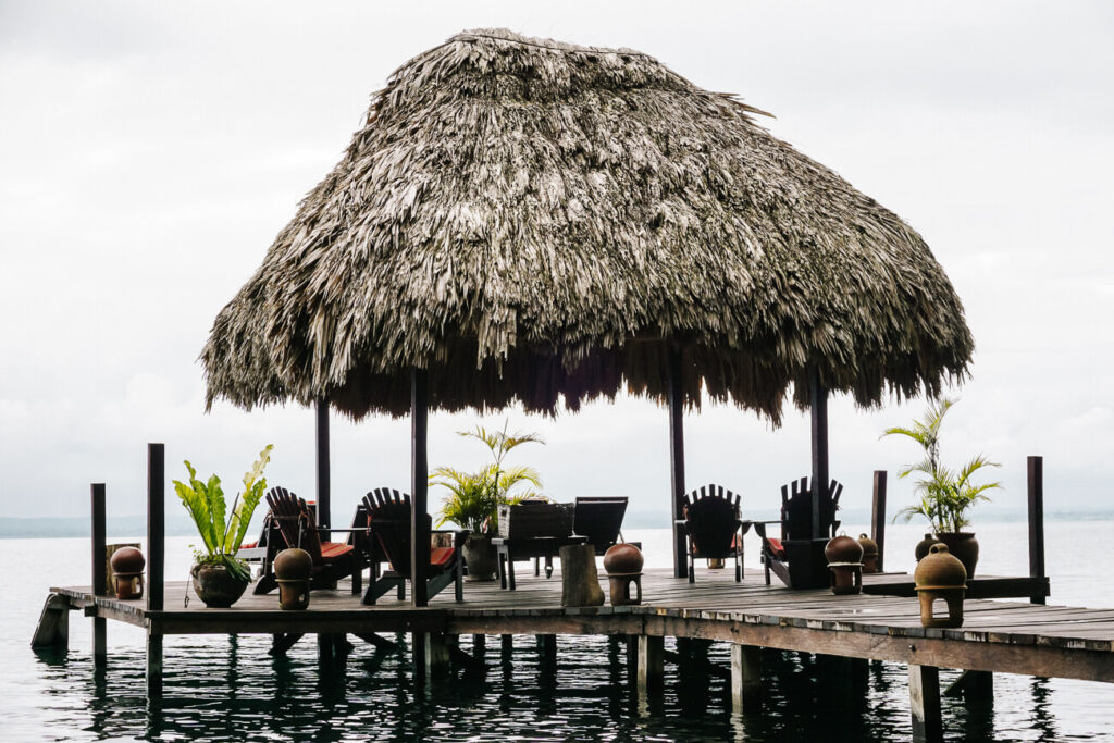 de pier aan het lago peten itza