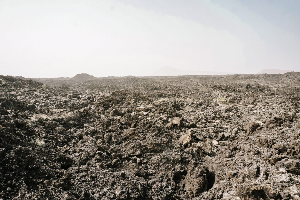 zwart vulkanisch gesteente op Lanzarote