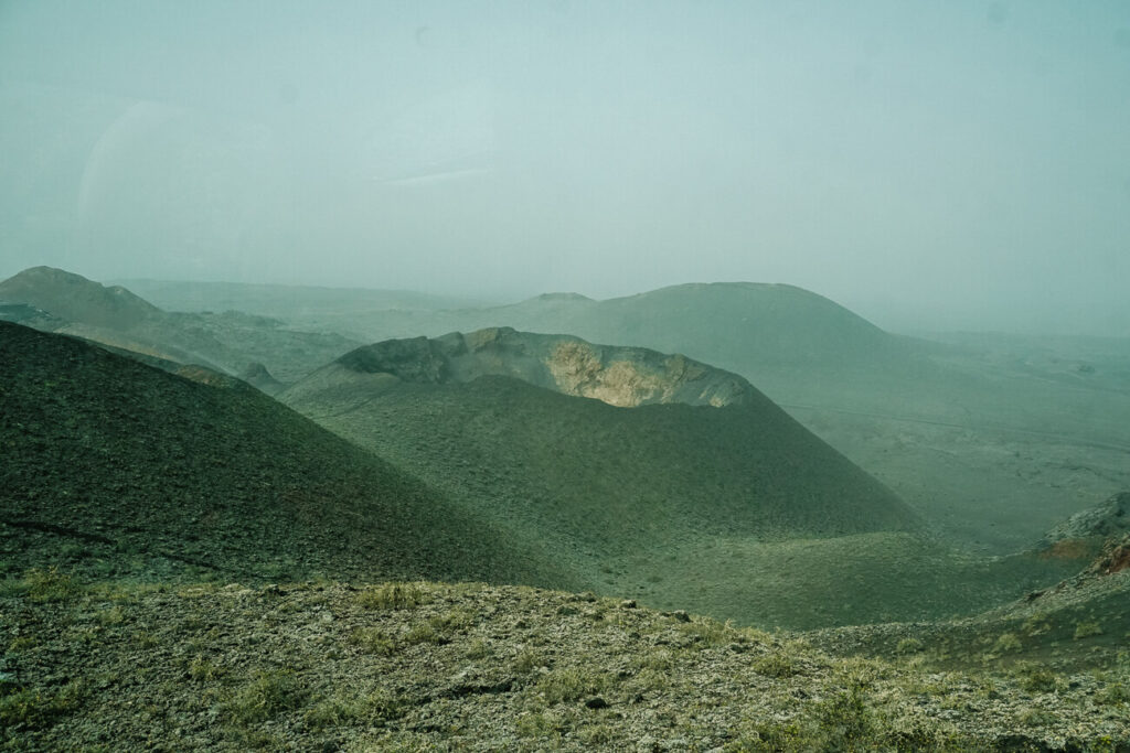 Uitzichten tijdens Ruta de los Volcanes, een tocht door het Timanfaya Nationaal Park die behoort tot een van de bekendste Lanzarote bezienswaardigheden.