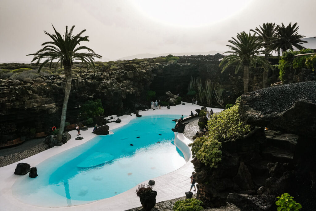 zwembad met palmen in Jameos de Agua, een van de meest bijzondere Lanzarote bezienswaardigheden.